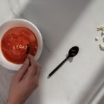 Купа с гаспачо от домати и чушки, гарнирана с пресен босилек