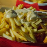 Купа с майонезена салата, оставена на топло през лятото