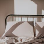 Леко спално бельо на легло в светла спалня през лятото