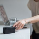 Малък преносим вентилатор с батерия на бюро в офис