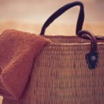 Плажна чанта с водоустойчив джоб на пясъчен плаж