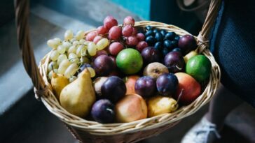 Пресни узрели праскови в дървена кошница