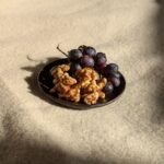 Салата с грозде, орехи и зелена салата в бяла купа