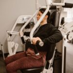 Спортист държи прасеца си от болка по време на тренировка на открито