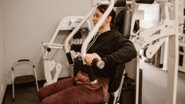 Спортист държи прасеца си от болка по време на тренировка на открито