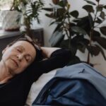 Възрастен човек си вее с ветрило през горещ летен ден