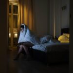 Жена лежи будна в леглото през нощта, гледайки тавана