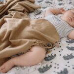 Бебе на една година спи спокойно в креватче
