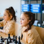 Деца участват в извънкласни занимания в зала