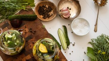 Домашна лютеница в буркани, приготвена от чушки и домати през септември