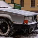 Монтиране на зимни гуми на автомобил през есента