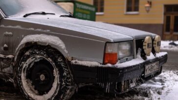 Монтиране на зимни гуми на автомобил през есента
