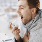 Жена докосва гърлото си при болка през есента