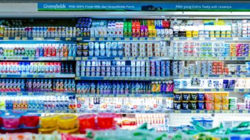 Жена подрежда млечни продукти и зеленчуци, богати на калций