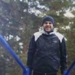 Бегач тренира навън през студена есенна сутрин