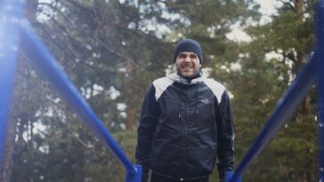 Бегач тренира навън през студена есенна сутрин