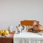 Буркани с домашен компот от дюли на дървена маса