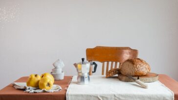 Буркани с домашен компот от дюли на дървена маса