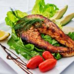 Чиния с печена сьомга и зеленчуци на масата