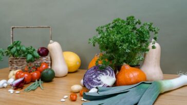 Купа с есенни зеленчуци и плодове, богати на фибри
