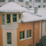 Отворен прозорец в стая с радиатор през зимата