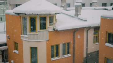 Отворен прозорец в стая с радиатор през зимата