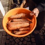 Ръце вадят моркови от градина през есента