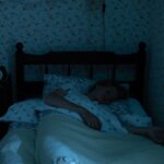 Тийнейджър спи спокойно в стаята си през нощта